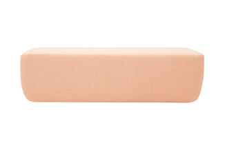 Roze geïsoleerde akoestische zitbank met afgeronde hoeken en gestoffeerde bovenkant, tegen witte achtergrond.