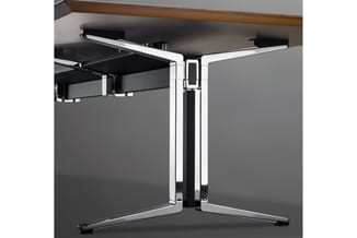 Moderne vergadertafel met wit/zwart metalen onderstel en grijze werkbladen, opgevouwen positie, onder houten plafondkonstrukt