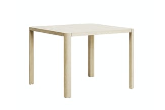 Houten vergadertafel met licht naturel fineer, vierkante vorm en vier cilindervormige poten, geïsoleerd op witte achtergrond.