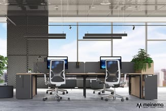 Modern kantoorruimte met twee zwart-witte bureaustoelen aan werkplekken, grijze werkbladen, perforeerde scheidingswand, hangl