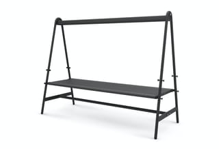 Zwart metalen A-frame constructie met horizontale bovenbuis en middenplank, minimalistisch design tegen witte achtergrond.