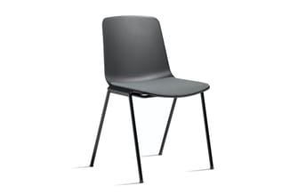 Zwarte kantoorstoel met grijze zitting, ergonomische kunststof rugleuning en vierpoten metalen frame, tegen witte achtergrond