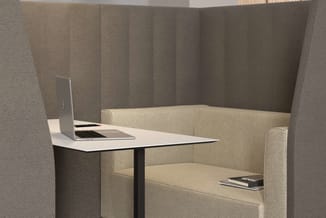 Grijze akoestische belcel met beige zitbank, witte werktafel met laptop en zwarte poot.