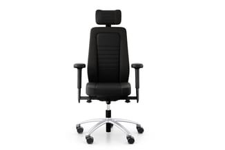 Zwarte bureaustoel met ergonomische rugleuning, hoofdsteun, verstelbare armleuningen en zilveren wielbasis, frontaal gefotogr