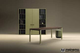 Werkplek met sage groen metalen bureau met donkerbruin blad, bijpassende kastenwand met zwarte vakken en groen-grijs ronde po