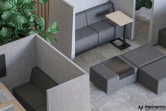 Modulaire kantoorinrichting met grijze akoestische wanden, zithoeken met donkergrijs gestoffeerde banken, houten zijvlak en z