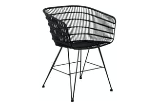 Zwarte rieten fauteuil met ergonomische kuipvorm en metalen poten op witte achtergrond.