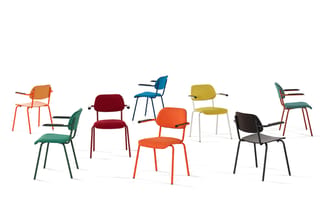 Collectie van tien gekleurde bureaustoelen in verschillende designs: oranje, groen, bordeauxrood, blauw, geel en zwart met me