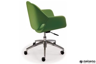 Groene bureaustoel met gewelfde rugleuning, chromen vijfpotige voet met zwenkwielen op witte achtergrond.