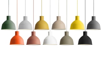 Elf hangende industriële lampen in verschillende kleuren: groen, grijs, goud, beige, geel, donkergrijs, oranje, bordeaux, wit