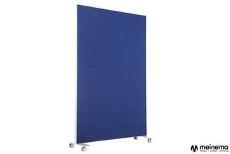 Staande akoestische scheidingswand in donkerblauw stof met wit metalen frame en wielen.