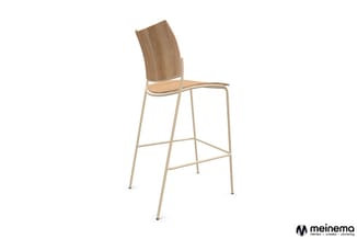 Houten barkruk met gebogen rugleuning, zitting en frame in naturel kleurentoon, op wit oppervlak.
