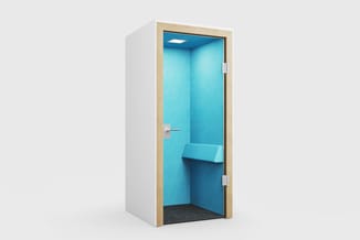 Blauwe akoestische belcel met houten frame, glazen deur, ingebouwde zitbank en LED-verlichting, vrijstaand.