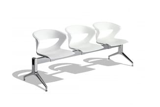 Wachtruimtestoel in wit kunststof met metalen onderstel, drie stoelen in een rij op zilverkleurig frame.