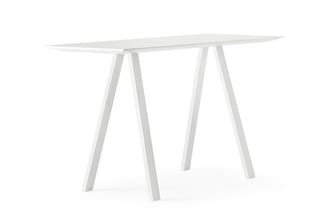 Witte vergadertafel met ovaal blad en vier trapezium vormige poten op witte achtergrond.