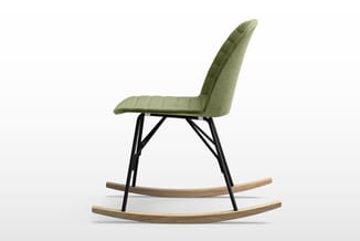 Groene schommelstoel met gevoerde zitting, zwart metalen frame en gebogen houten rocker onderstel.
