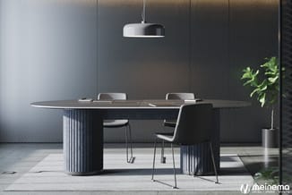 Moderne vergadertafel met zwarte bladvorm en verticale lamellen onderstel, zwarte stoelen, grijze textielwandafwerking en han