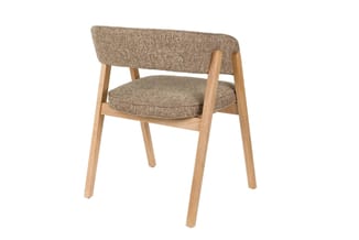 Houten stoel met beige gestoffeerde zitting en rugleuning, moderne design met houten frame en armleuningen.
