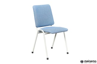 Blauwe kantoorstoel met gestoffeerde zitting en rugleuning, wit metalen frame met zwarte voetdoppen, staande positie tegen wi