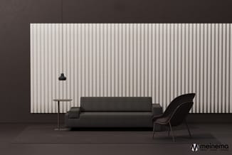 Moderne kantoorruimte met donkergrijs sofa, zwarte hanglamp, minimalistisch bijzettafeltje, zwarte stoel en verticale witte w