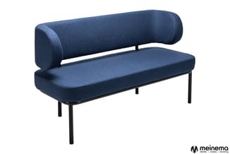 Blauwe bank met cylindrische rugkussen, zwarte metalen poten, minimalistisch design voor kantoor.