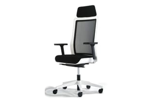 Moderne ergonomische bureaustoel met grijze mesh-rugleuning, zwarte zitting, verstelbare armleuningen, hoofdsteun en wit onde
