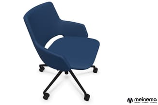 Blauwe bureaustoel met wielen, zwart stalen voetenkruis, ergonomische rugleuning met wit accent.