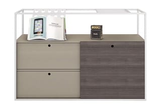 Lage kastencombinatie met schuifladen in beige en donkergrijs, open bovenblad met boek en miniatuurspeelgoedversterker.