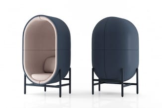 Twee donkerblauwe akoestische belcellen met ovale vorm, gesloten ontwerp en beige binnenkant, op zwarte metalen poten.