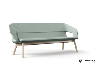 Grijsgroene designbank met houten poten, gebogen armleuningen en minimalistisch design tegen witte achtergrond.