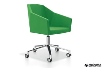 Groene bureaustoel met armsteunenen gebogen rugleuning op rollen, chroom onderstel, meinema-logo rechtonder.