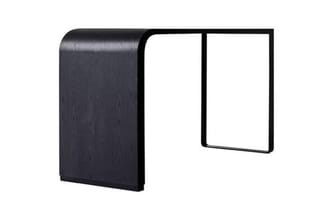Zwart houten bureau met U-vorm en witte werkbladen, bovenaanzicht op neutrale achtergrond.