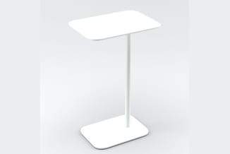 Witte staande bijzettafel met rechthoekig blad en ronde voetplaat op neutrale achtergrond.
