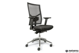 Zwarte ergonomische bureaustoel met mesh-rugleuning, zwart zitgedeelte, verstelbare armleuningen en chromen voetsteun op wiel