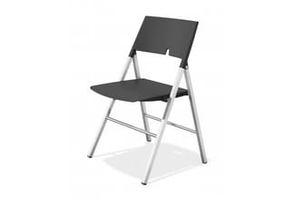 Opklapbare stoel met zwart zitting en rugleuning, grijs aluminium frame en voetsteun, op witte achtergrond.