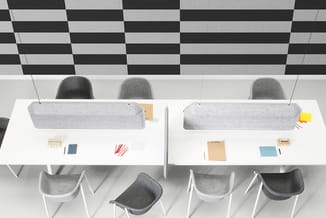 Bovenaanzicht kantoorwerkplek met twee witte bureaus, grijze akoestische schermen, grijze stoelen en zwart-wit geruite plafon