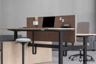 Modern kantoor met zwart verstelbaar bureau, houten zijkast, bruine akoestische achterwand, ergonomische bureaustoel, laptop