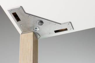 Metalen hoekverbinder met gaten en schroeven voor houten poten, onderkant houten tafelonderstel.