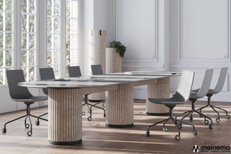 Moderne vergaderkamer met langwerpige tafel met houten zuilvormige poten, grijze ergonomische stoelen op wielen, grote ramen