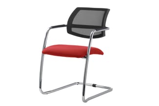 Bezoekersstoel met zwart netmesh rugleuning, rood zitgedeelte en zilveren stalen frameconstructie op kantelbasis.