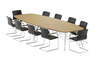 Ovale vergadertafel met natuurlijk houten blad en wit metalen onderstel, omringd door tien zwarte kantelstoelen met chromen f