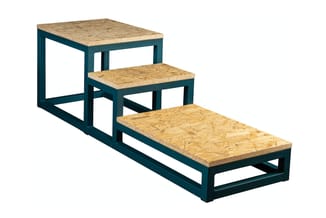Trappen met drie treden, teal metalen frame en kurk/OSB-achtige plateaus, getrapt ontwerp voor toegang.