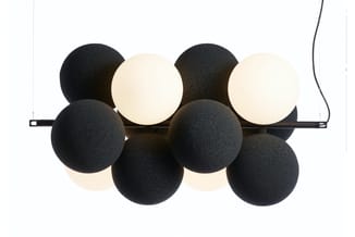 Hangende plafondlamp met zwarte en crème-witte bolvormige diffusers op zwarte montagestaaf.