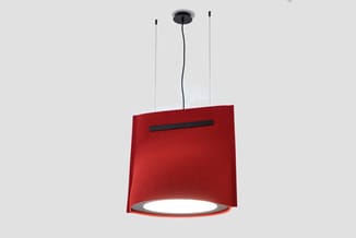 Rode hanglampe met trapeziumvormige kap, zwart accent, en wit lichtoppervlak onderaan tegen lichte achtergrond.