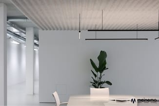 Moderne kantoorruimte met witte vergadertafel, witte bureaustoel, potplant, hangende zwarte lineaire verlichting en minimalis