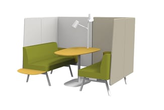 Akoestische vergaderruimte met groene zitbank, grijze akoestische schermen, houten tafel, grijze stoel en vloerlamp.