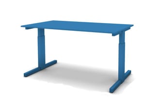 Blauwe elektrisch verstelbare bureau met rechthoekig tafelblad en T-vormige poten, geïsoleerd op witte achtergrond.