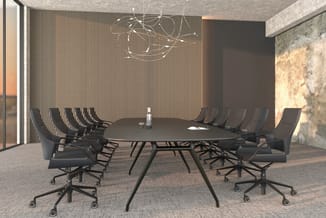 Moderne vergaderruimte met ronde zwarte tafel, zwarte ergonomische bureaustoelen op wielen, verticale houten wandafwerking en