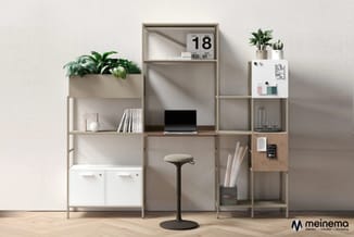 Modulaire open kastenwand met beige frames, witte deuren, planten, laptop, stoel en accessoires in modern kantoorinterieur.