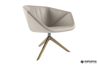 Grijsbeige kuipstoel met houtkleurig driepotige onderstel, draaibar, modern design.